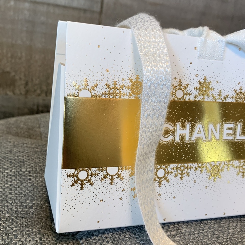 Chanel Gift Bag with filling - Picture 5 of 16